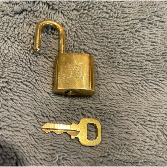 #313 Louis Vuitton Lock & Key #313 with unbranded choker chain - Picture 7 of 10